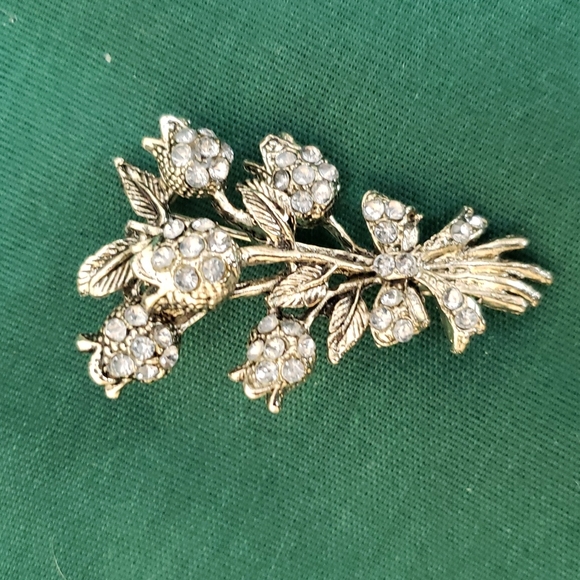Jewelry - Lovely Floral Pin